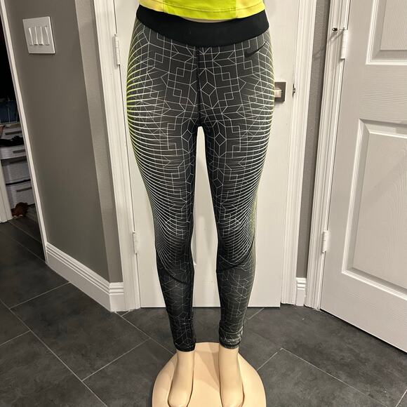 Nike Women’s Workout Set – Medium Tank + Small Nike Pro Leggings - Picture 6 of 9